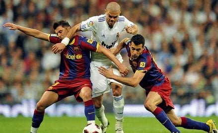 Pepe (w środku) był najlepszym piłkarzem Realu, Pedro (z prawej) i David Villa zawiedli, choć ten os