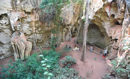 Stanowisko archeologiczne przy obszernej grocie Panga ya Saidi we wschodniej Kenii