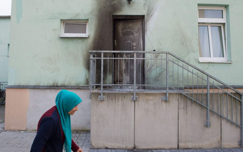 Wejście do meczetu Fatih Camii w Dreźnie po wybuchu materiałów zapalających