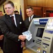 Pierwszych wypłat z bankomatów dokonano krótko po północy. Słowacki premier Robert Fico wybrał z ban