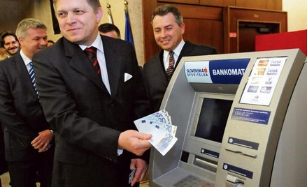 Pierwszych wypłat z bankomatów dokonano krótko po północy. Słowacki premier Robert Fico wybrał z ban