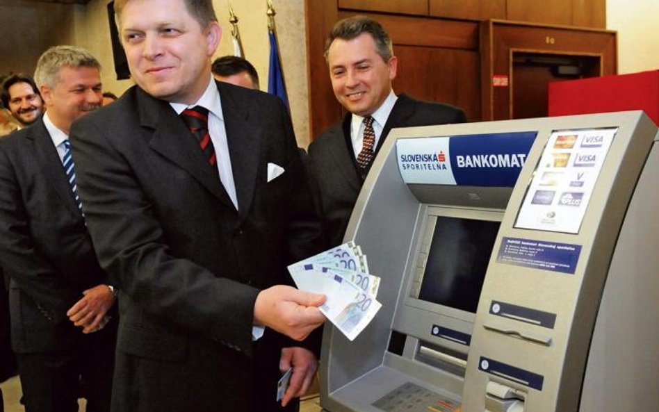 Pierwszych wypłat z bankomatów dokonano krótko po północy. Słowacki premier Robert Fico wybrał z ban