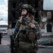 Ukraińska żołnierka w czasie patrolu w Kupiańsku