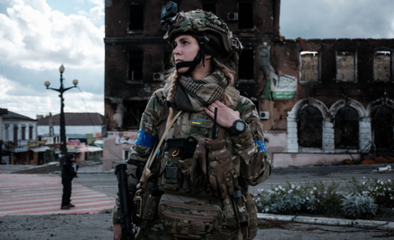 Ukraińska żołnierka w czasie patrolu w Kupiańsku
