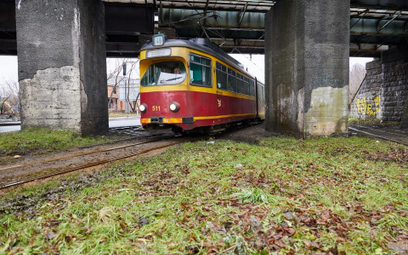 Żółto-czerwone tramwaje łódzkiego MPK na najdłuższej trasie w Polsce.
