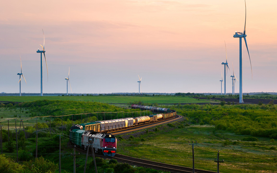 Także sektor kolejowy coraz mocniej stawia na transformację energetyczną i w coraz większym stopniu 