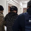 Siedzący z tyłu radiowozu F. podczas drogi wyciągnął broń - i strzelił z niej z tzw. przyłożenia.