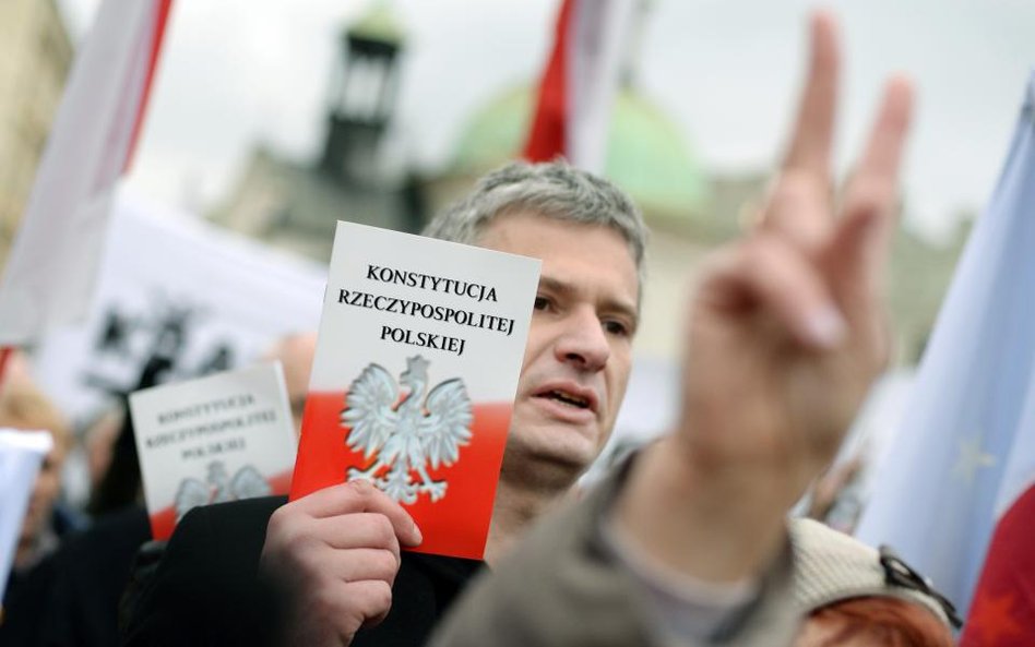 Zwolniony z pracy za koszulkę z napisem „Konstytucja”?