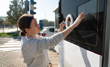System kaucyjny pozwala odzyskać pieniądze za oddane opakowania, ale niekiedy wiąże się z powstaniem