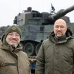 Szef MON Ołeksij Reznikow i premier Denys Szmyhal. W tle pierwsze dostarczone przez Polskę leopardy