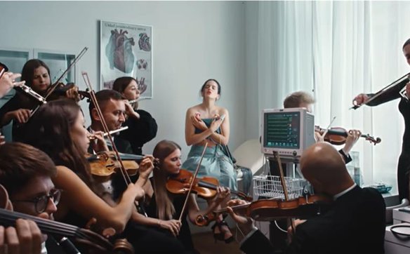 Kard z teledysku. Berghain – ROSALÍA feat. Björk & Yves Tumor