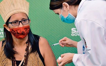 Vanusa Costa Santos z ludu Kaimbe, jako jedna z pierwszych dostała szczepionkę. 17 stycznia w szpita