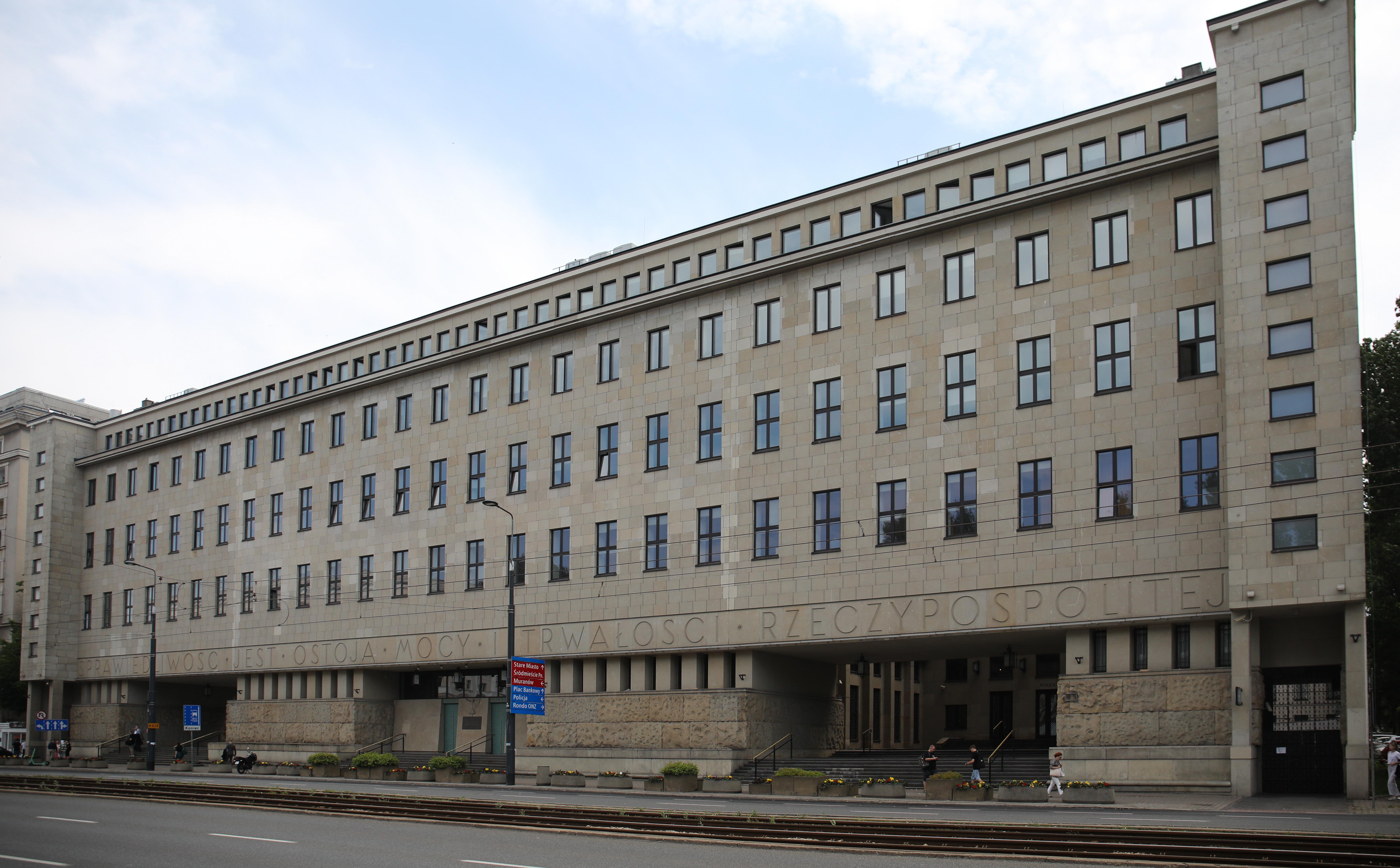 Po publikacji „Rzeczpospolitej” KPRM przekazała teczkę szpiega sądowi