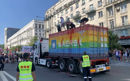 Protestujący na kontenerze Maersk, wymachujący flagą Palestyny