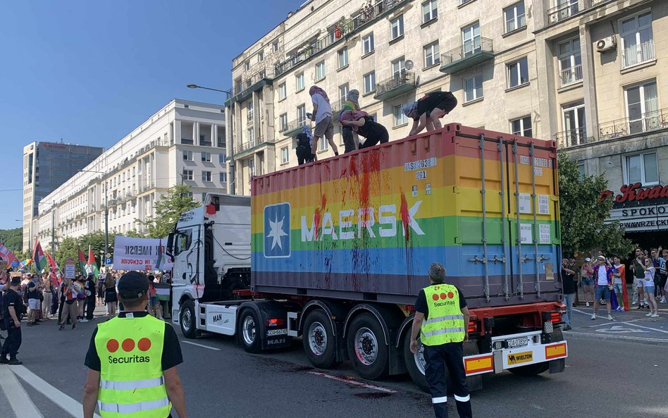 Protestujący na kontenerze Maersk, wymachujący flagą Palestyny