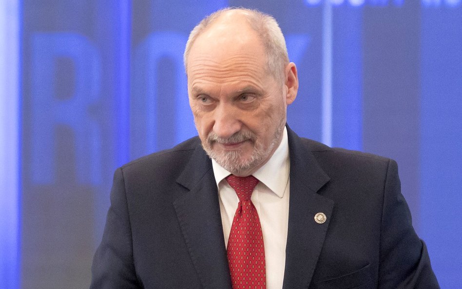 Macierewicz: Powstaje takie wrażenie, jakby na Polskę spadła jakaś nieprawdopodobna katastrofa