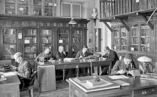 1933 r. Pracownicy Obserwatorium Astronomicznego Uniwersytetu Warszawskiego w bibliotece. Od lewej: 