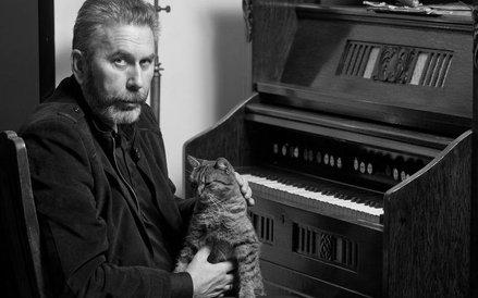 Kompozytor, poeta, piosenkarz, gitarzysta i tłumacz, reżyser teatralny i estradowy. Miał 61 lat. (8 