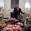 Trump podjął mistrzów hamburgerami i pizzą