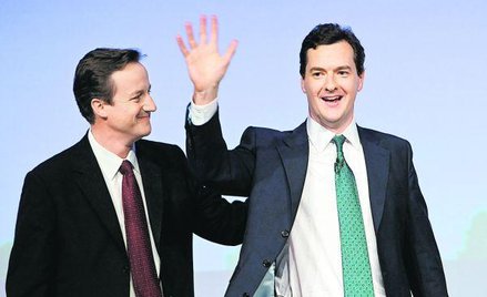 Nowy brytyjski premier David Cameron (po lewej) na stanowisko ministra finansów wyznaczył George’a O