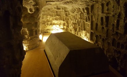 Sala z sarkofagiem w Serapeum w egipskiej Sakkarze