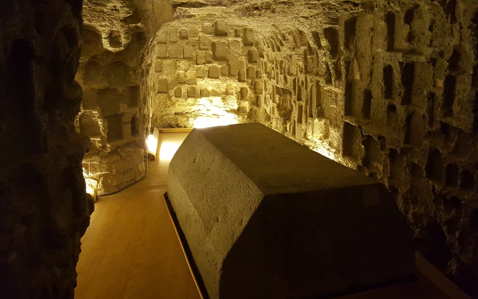 Sala z sarkofagiem w Serapeum w egipskiej Sakkarze