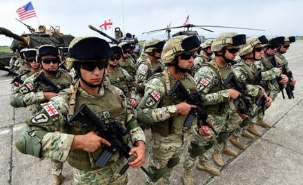 Gruzińscy żołnierze na terenie byłej rosyjskiej bazy Waziani, 30 kilometrów od Tblisi