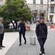 Konrad Imiela, Jan Klata i Marcin Czarnik przed budynkiem Capitolu.