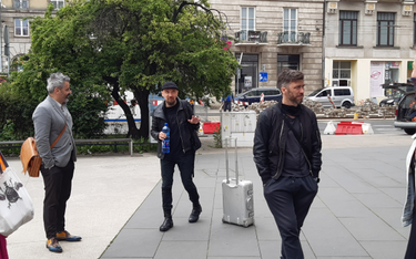 Konrad Imiela, Jan Klata i Marcin Czarnik przed budynkiem Capitolu.