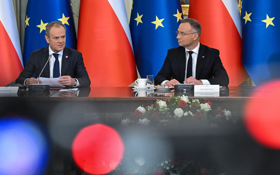 Prezydent Andrzej Duda (P) i premier Donald Tusk (L) na posiedzeniu Rady Gabinetowej