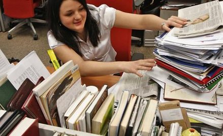 Absencja spowodowana chorobą pracowników danego działu, wymagająca skierowania do niego innych osób 