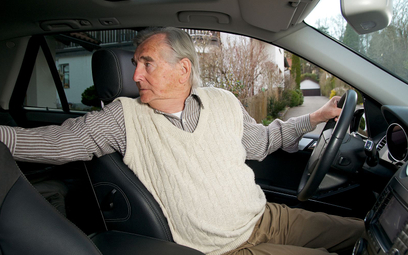 Po 70 roku życia będzie trudniej wsiąść za kierownicę. KE szykuje ograniczenia