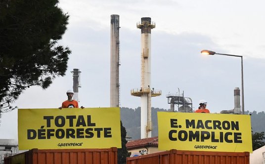 Protest Greenpeace przed rafinerią w La Mede