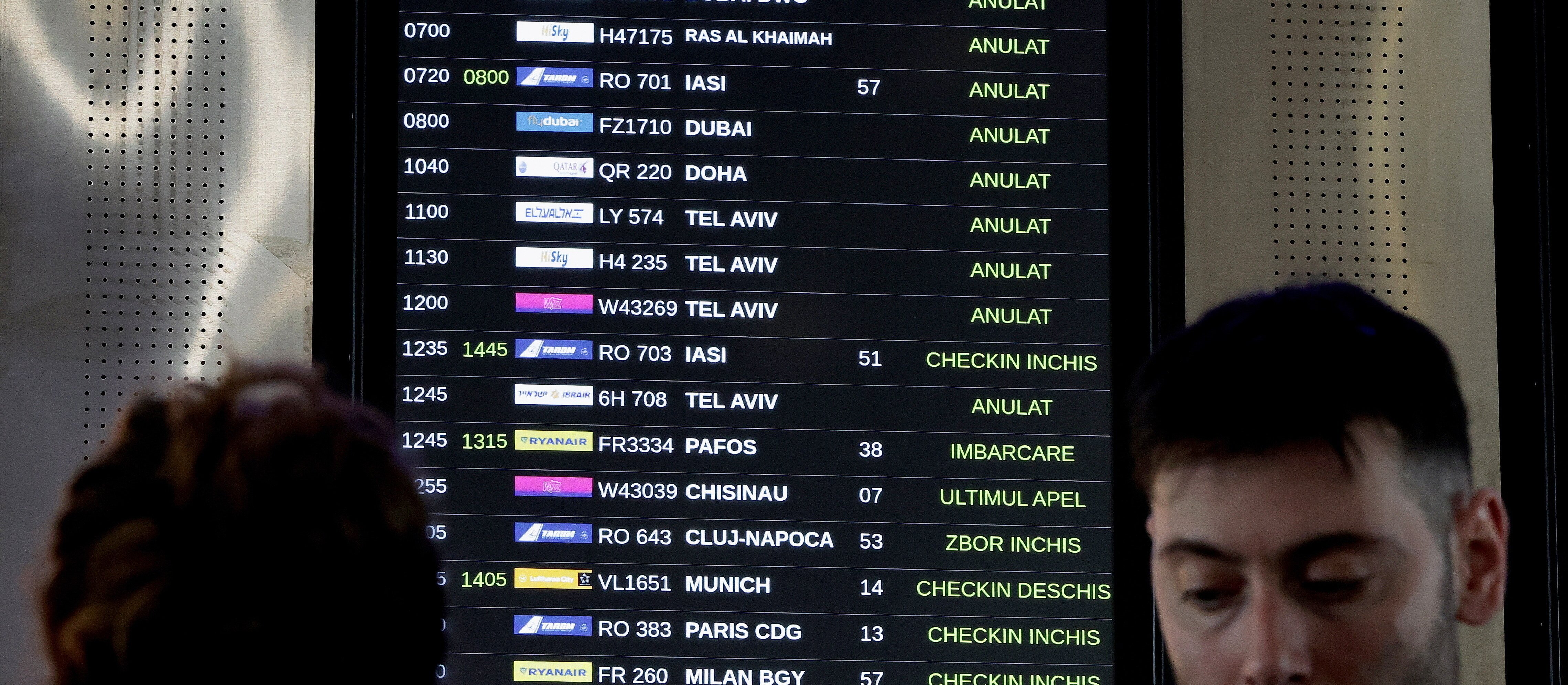 Lotniczy chaos na Bliskim Wschodzie. Pasażerowie zamknięci w złotych klatkach