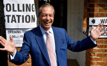 Sondaże dają zwycięstwo w eurowyborach Nigelowi Farage’owi i jego Partii Brexitu, bo obiecuje to, cz