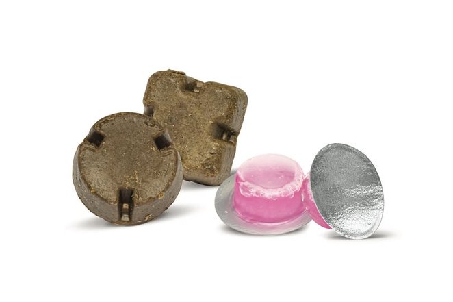 Przynęta ma charakterystyczny, brunatno-zielony kolor oraz rybny zapach, który ma zwabić lisy