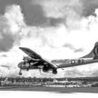 Lądowanie Boeinga B-29 Superfortress Enola Guy po misji zrzucenia bomby atomowej na Hiroszimę w Japo