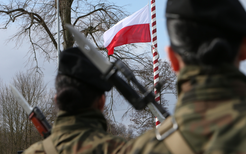 Przez ponad dwa lata jesteśmy bowiem ciągle trenowani w prostej logice: NATO w Polsce to gwarancja p