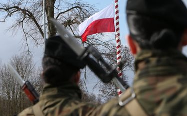 Przez ponad dwa lata jesteśmy bowiem ciągle trenowani w prostej logice: NATO w Polsce to gwarancja p