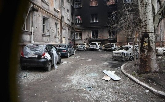 Zniszczenia po rosyjskim ostrzale w Mariupolu, fotografia z 12 marca