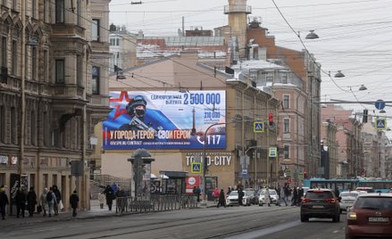 Plakat na ulicy Petersburga zachęcający do służby w rosyjskiej armii