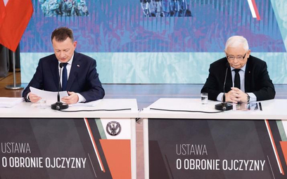 Wicepremier Jarosław Kaczyński i szef MON Mariusz Błaszczak widzą armię 300-tysięczną. Tyle że nie w