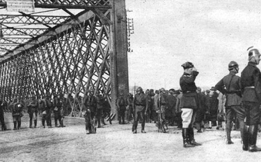 „Rządowy” 10. Pułk Piechoty obstawia w dniach zamachu majowego most Kierbedzia w Warszawie. Daremnie