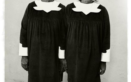 Sandro Miller, Diane Arbus - Identyczne bliźniaczki, Roselle New Jersey (1967), 2014