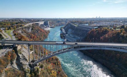 Rzeka Niagara i most Queenston-Lewiston między USA a Kanadą