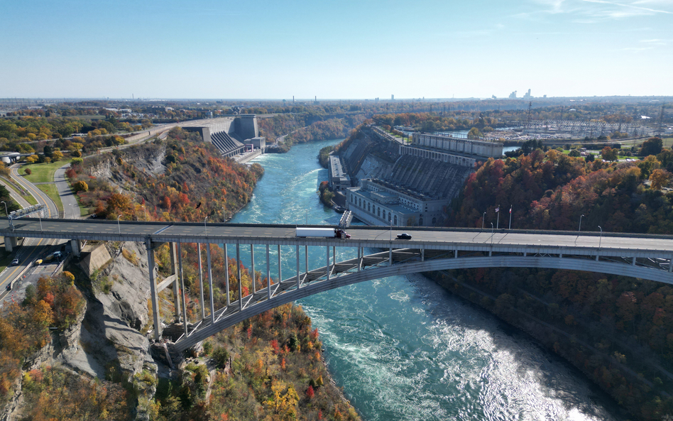 Rzeka Niagara i most Queenston-Lewiston między USA a Kanadą