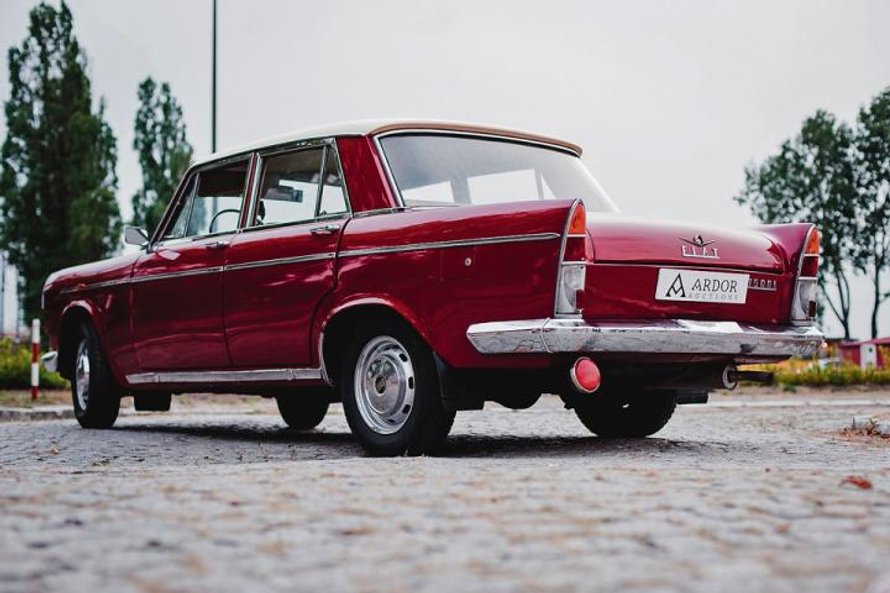 Pod maską pracuje silnik, którego konstruktorem był Aurelio Lampredi, człowiek opracowujący wcześnie