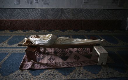 11 lutego, Syria. Pogrzeb siedemnastoletniego chłopca, który zginął podczas nalotu bombowego na mias