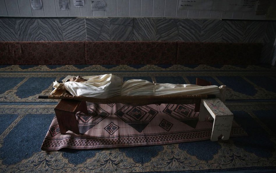 11 lutego, Syria. Pogrzeb siedemnastoletniego chłopca, który zginął podczas nalotu bombowego na mias