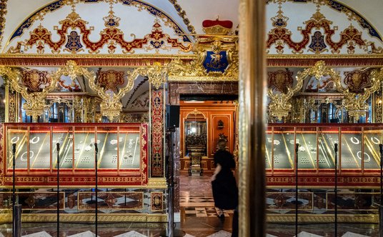 Pomieszczenia, w których znajdują się precjoza, znajdują się na parterze zamku, więc złodzieje mieli